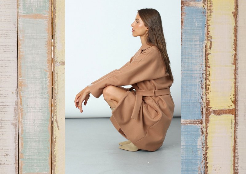 Beżowe płaszcze na jesienne chłody