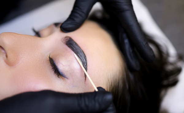 Czy odżywki do brwi mogą zapobiec ich wypadaniu?