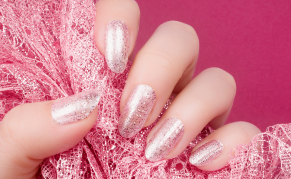 Sheer sparkle nails – nowy trend dla ciebie?