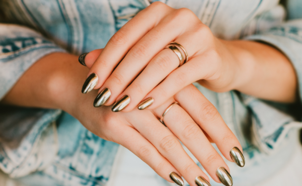 Jak zrobić efekt lustra na paznokciach?