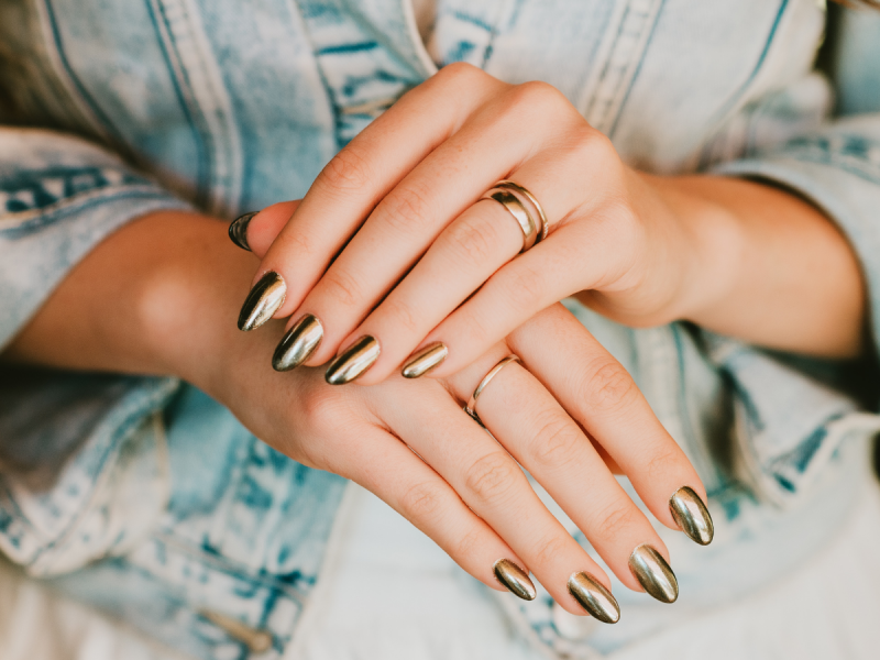 Jak zrobić efekt lustra na paznokciach?