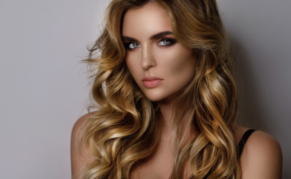 Kultowa koloryzacja powraca do łask? Czas na pasemka!