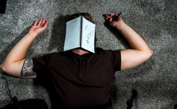 Witaminy i minerały na stres i zmęczenie – które składniki naprawdę działają?