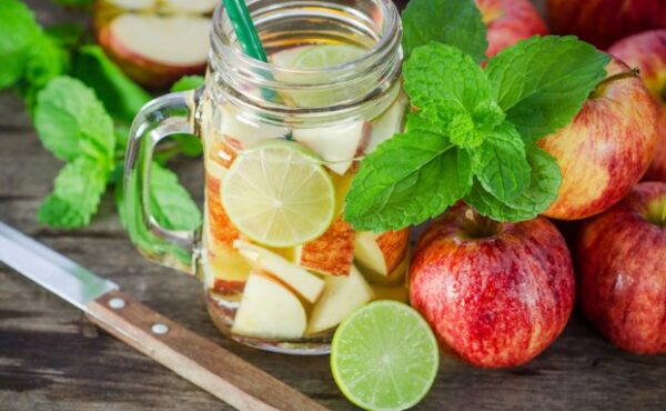 5 domowych napojów na płaski brzuch