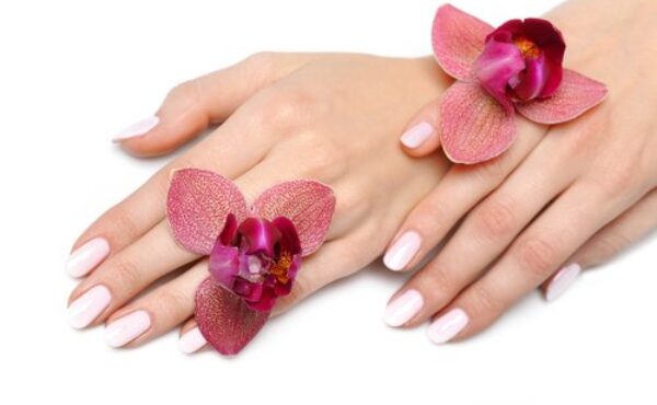 Biały manicure do letnich, kolorowych kreacji