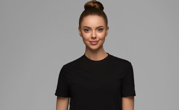 T-shirt w stylu glamour? Jak zmienić zwykły zestaw w spektakularną stylizację?