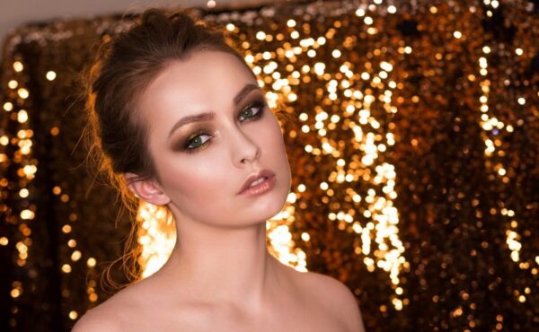 Rozświetlacz do twarzy – jak i gdzie go nakładać?