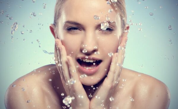 Krem, serum czy koncentrat? – jaka jest różnica między tymi kosmetykami i jak odpowiednio ich używać?